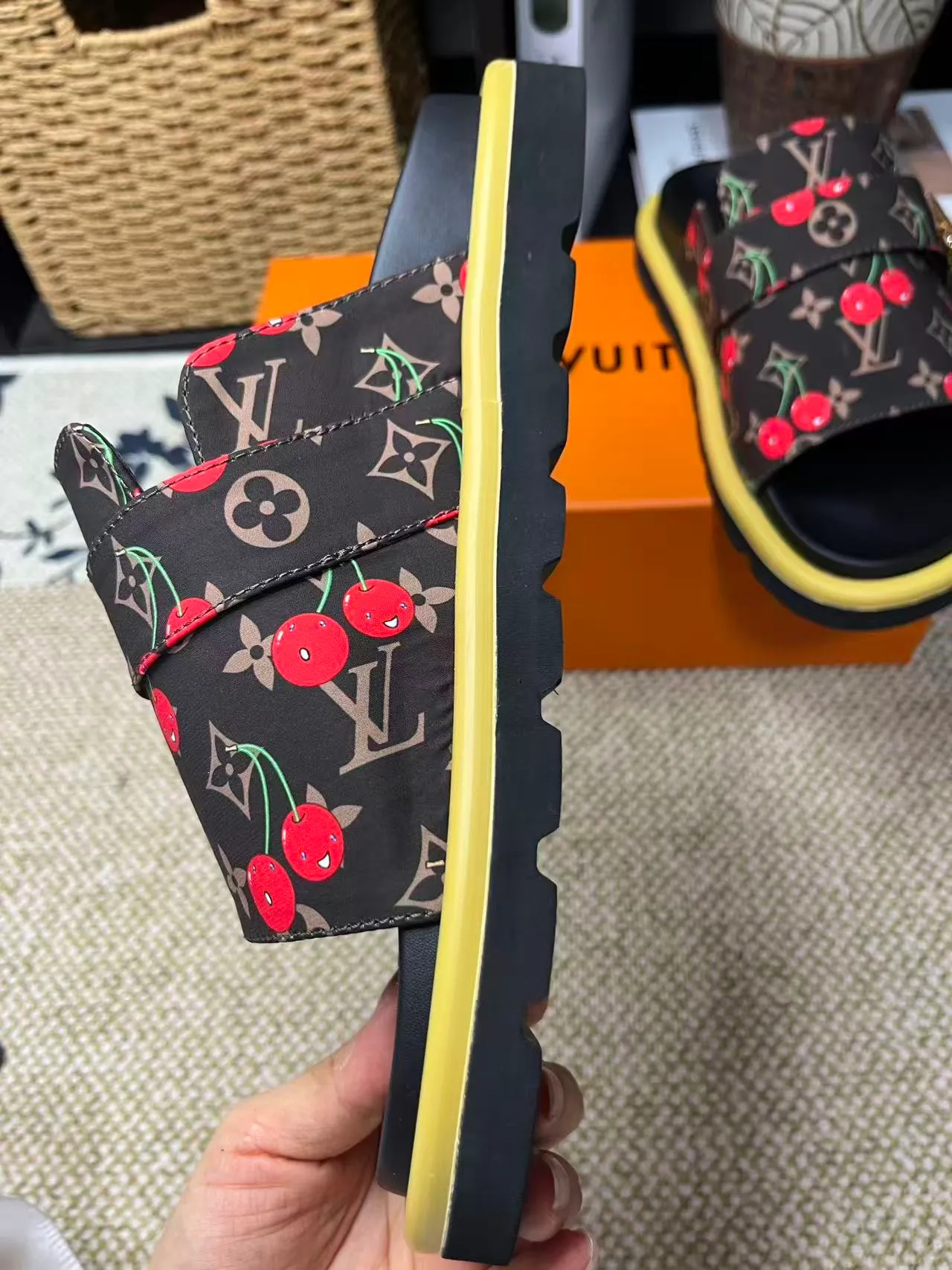 P340 [New Style] [LOUIS VUITTON] Louis Vuitton, LV printing, men's and women's slippers are now on the market, packed in drawer boxes with cloth bags and cards, the upper pattern looks very soft and waxy, and is a super versatile leg slimming tool. Fabric: imported denim/canvas/old fabric, LV hardware LOGO, official website pattern printing, comfortable to wear, feet: high-elastic PU water table. Sole: foam sole, heel height: about 5cm. Code number: 35-46, 35, 45, 46 are custom-made and non-returnable. Color: multiple colors and styles available.